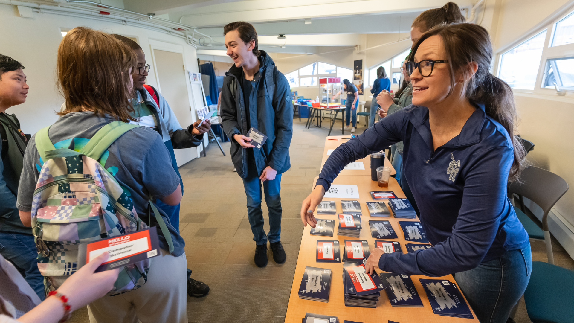 An advisor helps a student at a CASA major exploration event